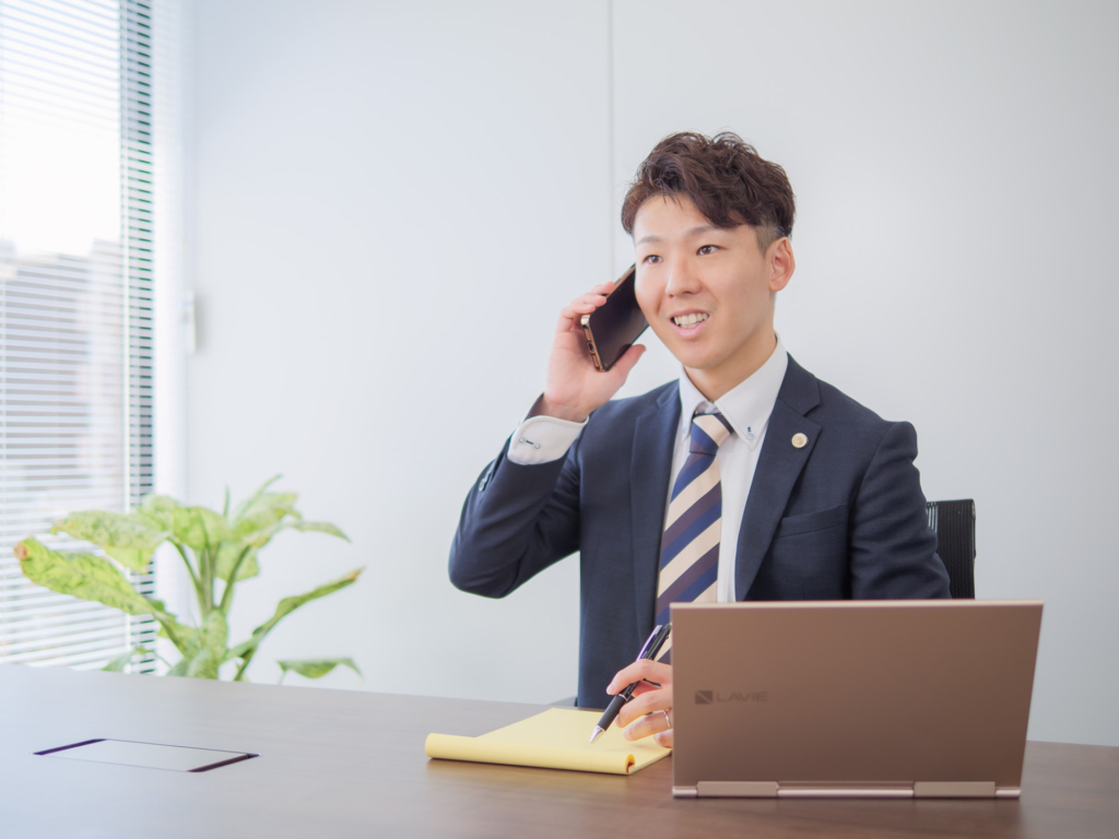 刑事事件の問い合わせを受ける赤井耕多弁護士