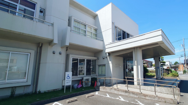 千葉県大網白里市にある中央公民館の外観