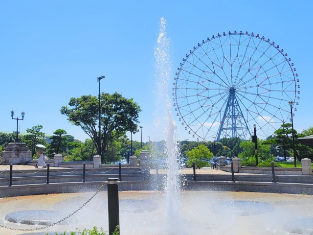 東京都江戸川区にある葛西臨海公園　駅前の風景