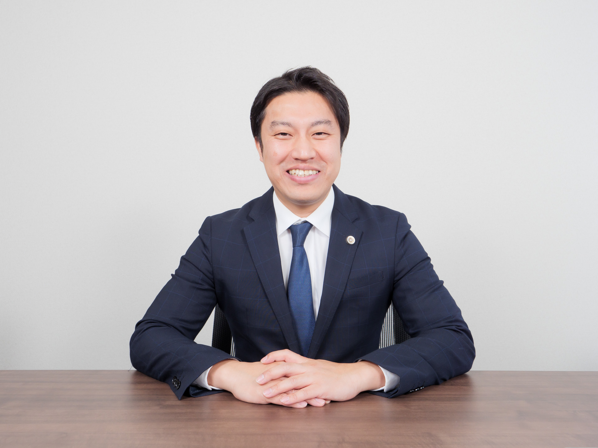 法律相談を受ける弁護士川口晴久