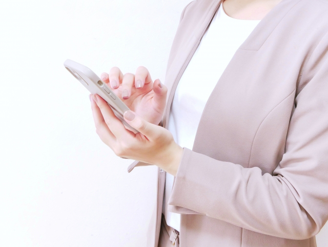 電話する女性